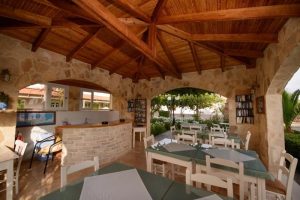 Sitzplatz unter dem Holzdach – Kiklamino Kalamaki Kreta