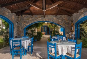Sitzplatz unter den Bögen – Aglaia Kalamaki Kreta