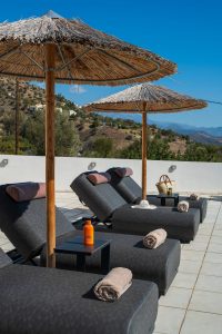 Sonnenliegen mit Meerblick – Lenikos Resort, Agia Galini