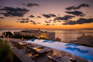 Sonnenuntergang am Pool - Aria Estate Limeni
