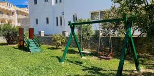 Spielplatz im Garten – Manolis Apartments, Plakias
