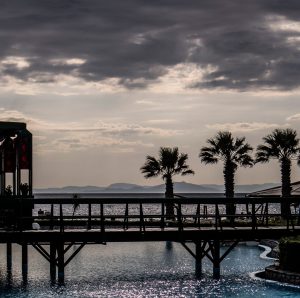 Steg im Abendlicht - – Aldemar Olympian Village, Skafidia