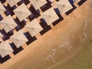 Strand mit Liegen aus der Luft Golden Milos Beach House