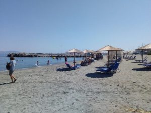 Strand mit Sonnenschirmen - Kythira Golden Sun Agia Pelagia