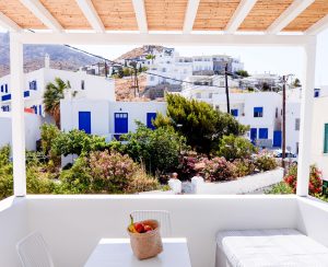 Suite 4 – Blick von der Veranda auf die Chora – Pénde Suites & Villas, Livadakia