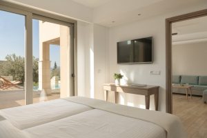 Suite mit eigenem Pool – Wohnbereich – Paralos Irini Mare, Agia Galini