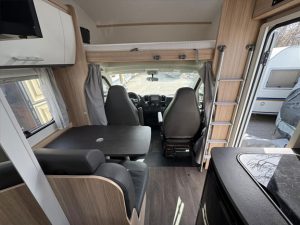Sunlight A60: Fahrerhaus und Sitzgruppe - Wohnmobil Rethymnon Kreta