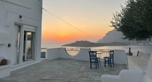 Terrasse bei Sonnenuntergang – The Blue Eye of Kalymnos, Melitsachas