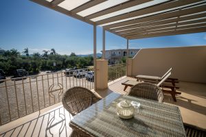 Terrasse der Executive Suite - – Zoe Seaside Resort, Gialova