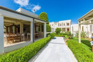 Terrasse des Restaurants – Mikro Livadi Lodges, Episkopi bei Rethymnon