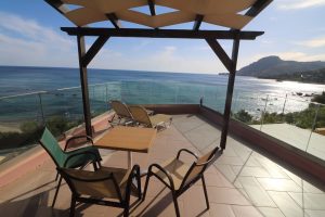 Terrasse des Superior-Zimmers mit Blick auf die Bucht - Horizon Beach Hotel Plakias