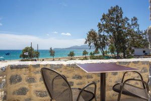 Terrasse einer Suite - – Thirides Beach Resort, Mavrovouni