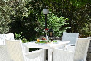 Terrasse im Garten – Tolo, Peloponnes