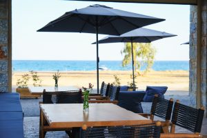 Terrasse mit Blick auf den Lakonischen Golf - – Margo Beach Hotel, Mavrovouni