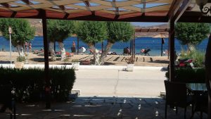 Terrasse mit Blick auf die Bucht – Asteri Hotel ***, Livadi