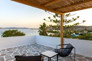 Terrasse mit Blick auf die Bucht Omilos Beachfront House Paros