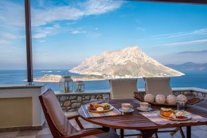 Terrasse mit Blick auf Telendos – Sky & Sea View Retreat, Melitsachas