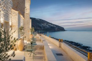 Terrasse mit Meerblick - Yerma Suites Limeni