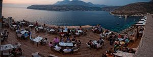 Terrasse über der Bucht - Limeni Village Hotel