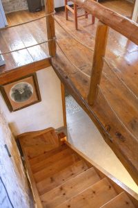 Galerie mit Holzgeländer - Steinhaus Koumeika Samos