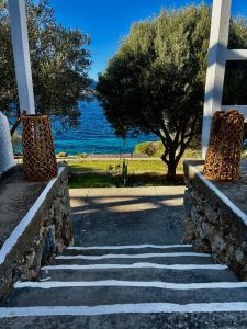 Treppe hinunter zum Meer – Armeos Blue I & II, Armeos