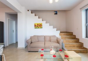 Treppe ins Obergeschoss, Sunset Maisonettes Mariou