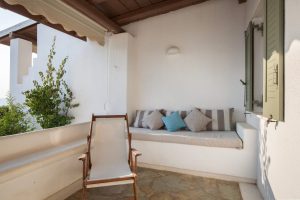 Veranda mit Sitzbank – Acres Sunset Residence, Paros