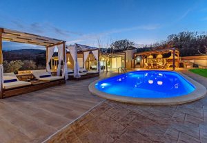 Villa am Abend, Villa4Dreams Gerani