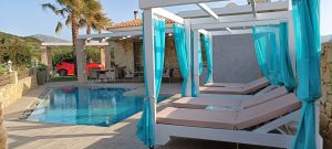 Villa Elena – Liegen unter der Pergola – Nopigia Villas Kissamos Kreta