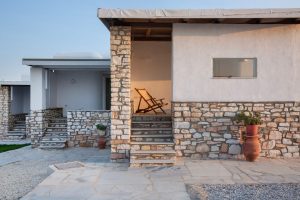 Villa mit Natursteinmauer – Acres Sunset Residence, Paros
