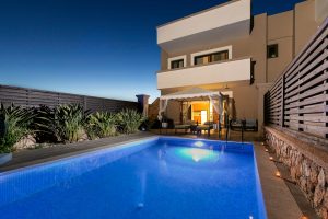 Villa mit Pool am Abend Al Mare Villas Kiotari