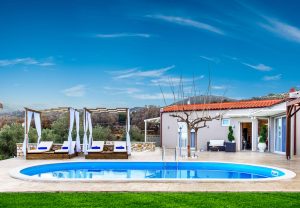 Villa mit Pool und Rasen, Villa4Dreams Gerani
