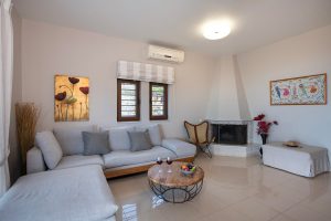 Villa Thea – Wohnraum mit Kamin – Thea Villas, Kournas