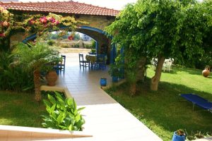 Weg durch den Garten – Aglaia Kalamaki Kreta