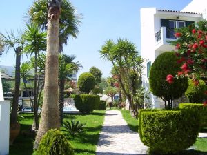 Weg durch die Anlage – Paris Village, Chrani