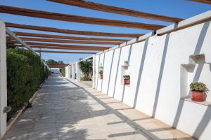 Weg zwischen den Villen – Acres Sunset Residence, Paros