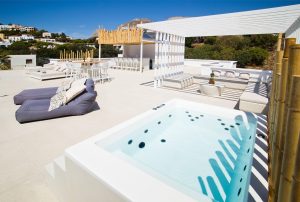Whirlpool auf der Dachterrasse – Almyra Seaside Luxury Suites, Kantouni