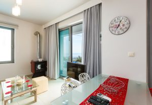 Wohnbereich mit Esstisch, Sunset Maisonettes Mariou