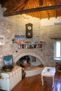 Wohnraum mit altem Holzofen - Steinhaus Koumeika Samos