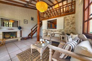 Wohnraum mit Galerie Glyfada Glyfada House Paxos