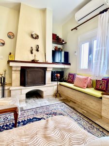 Wohnraum mit Kamin – Captain's House, Emporios