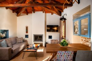 Wohnraum mit Kamin – Villa Ioanna, Ano Gatzea, Pilion