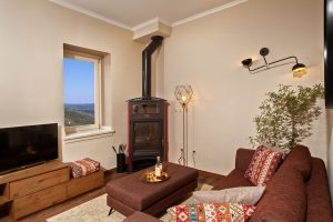 Wohnraum mit Kaminofen – Villa Andromachi, Ano Gatzea, Pilion