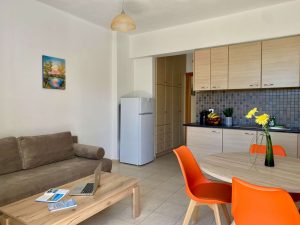 Wohnraum mit Küche im Apartment – Manolis Apartments, Plakias