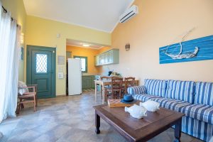 Wohnraum mit Küchenzeile – Sky & Sea View Retreat, Melitsachas