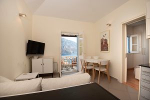 Wohnraum mit Zugang zum Balkon – Endless Blue, Platis Gialos
