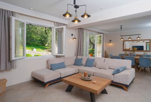 Wohnzimmer mit Kamin Villa Nikolakis Kerasia